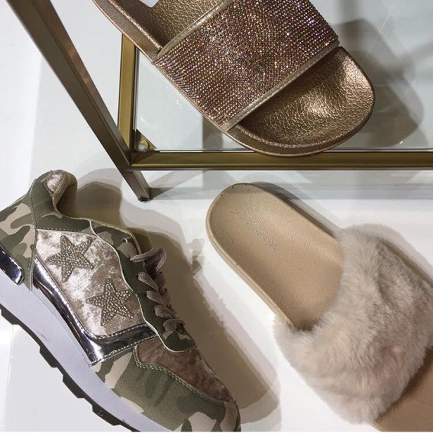 Sneakers i camo och med glitterstjärnor känns så helrätt nu till våren! Sneakers i camo och med glitterstjärnor känns så helrätt nu till våren!