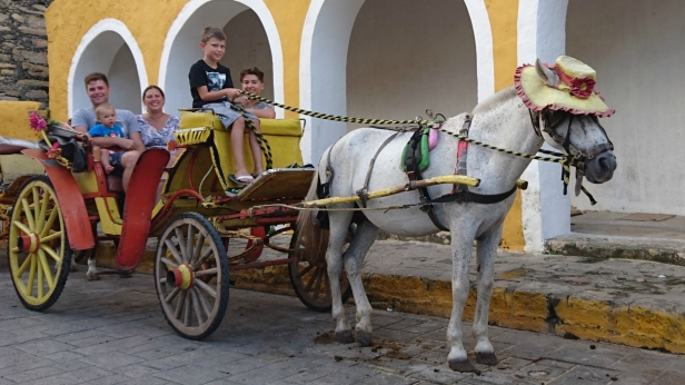 Med häst och vagn genom Izamal Med häst och vagn genom Izamal