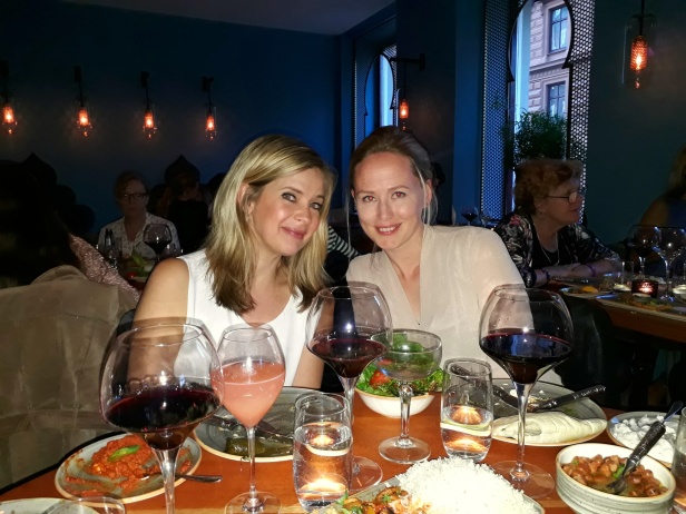 Anna och Lisa njuter av den goda maten på Beirut Cafe Anna och Lisa njuter av den goda maten på Beirut Cafe