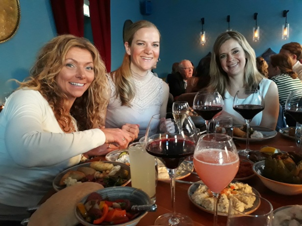 Mirre, Tine och Anna, riktigt härliga festpinglor! Mirre, Tine och Anna, riktigt härliga festpinglor!