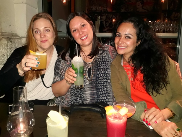 Somriga drinkar, blev en Mojito för mig! Maria, jag och Ecaterina. Somriga drinkar, blev en Mojito för mig! Maria, jag och Ecaterina.