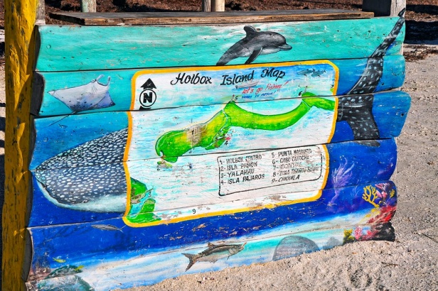 Utflyktsstånd på Isla Holbox med kartbild över ön. Utflyktsstånd på Isla Holbox med kartbild över ön.