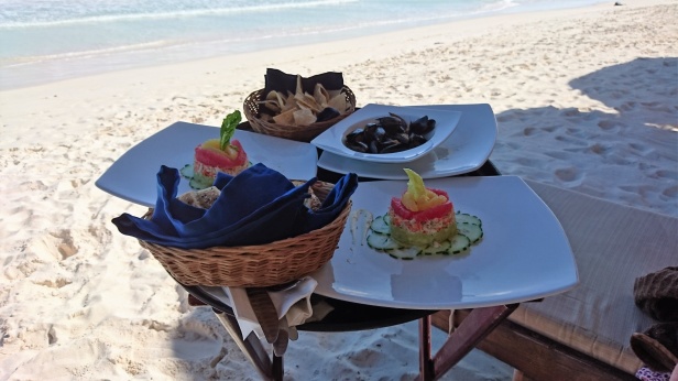 Strandlunch på Isla Holbox, hummersallad med guccamole, grapefrukt och kokta musslor. Strandlunch på Isla Holbox, hummersallad med guccamole, grapefrukt och kokta musslor.