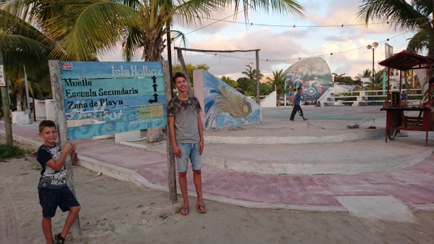 Det är skymning på Holbox när vi äntligen kommer fram, på det lilla torget i byn vankades fotboll och matstånd Det är skymning på Holbox när vi äntligen kommer fram, på det lilla torget i byn vankades fotboll och matstånd