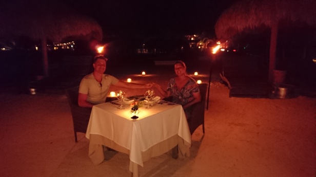 En kväll blev jag överraskad med en romantisk middag direkt på sandstranden, under stjärnorna! En kväll blev jag överraskad med en romantisk middag direkt på sandstranden, under stjärnorna!