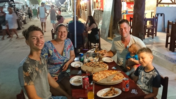 Här äter vi öns omtalade hummerpizza! Mums! Här äter vi öns omtalade hummerpizza! Mums!