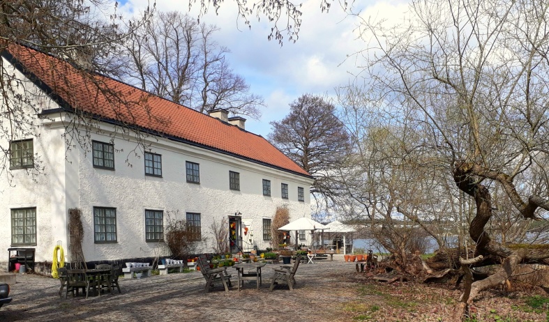 Sturehofs Krukmakeri ligger i slottets sjövilla nere vid Mälaren Sturehofs Krukmakeri ligger i slottets sjövilla nere vid Mälaren