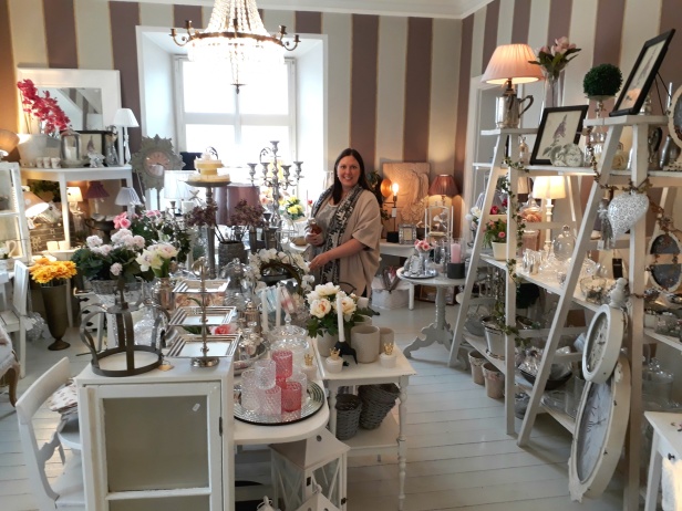I det här rummet var det mycket vitt och shabby chic inredning, i Mångfaldens Tegelhus. I det här rummet var det mycket vitt och shabby chic inredning, i Mångfaldens Tegelhus.