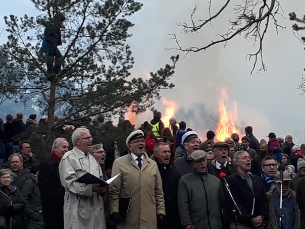 Sedan sjöng manskören in våren riktigt ordentligt! Sedan sjöng manskören in våren riktigt ordentligt!