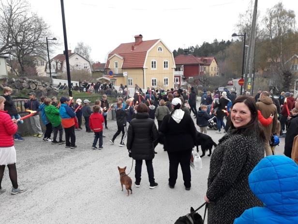 Först blev det fackeltåg genom Duvbo Först blev det fackeltåg genom Duvbo