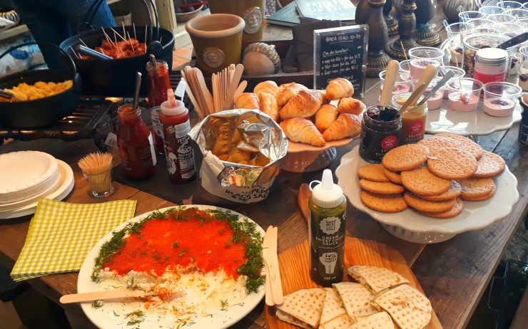 Massor med spännande nya smaker stod uppdukade till den lyxiga frukosten! Massor med spännande nya smaker stod uppdukade till den lyxiga frukosten!