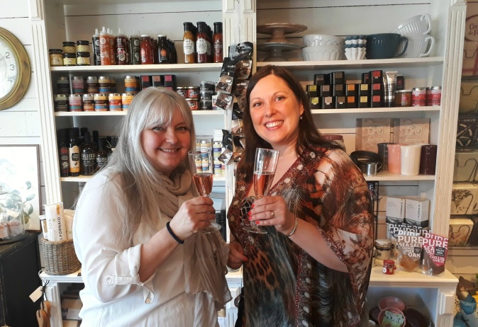 Härliga butiksägarinnan Lisa Brandt och jag njuter av champange och utbyter erfarenheter, på Cranberry Corner! Härliga butiksägarinnan Lisa Brandt och jag njuter av champange och utbyter erfarenheter, på Cranberry Corner!