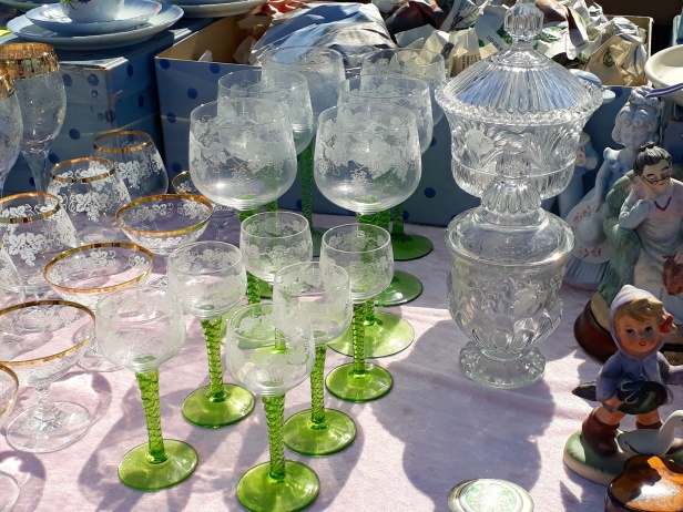 Vackra glas och godisskålar på fot fanns att fynda på Solvallas Bakluckeloppis Vackra glas och godisskålar på fot fanns att fynda på Solvallas Bakluckeloppis