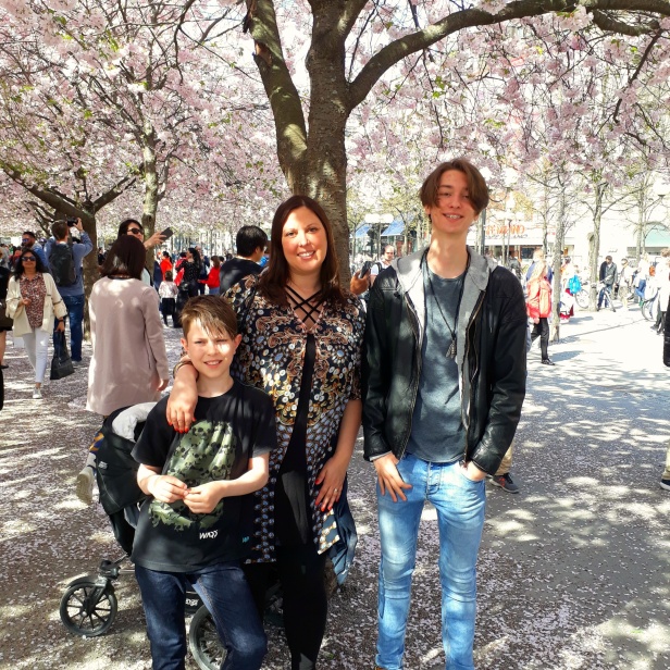 Maximiliam, jag och Giovanni på det obligatoriska "under-körsbärsträden-fotot" Maximiliam, jag och Giovanni på det obligatoriska "under-körsbärsträden-fotot"
