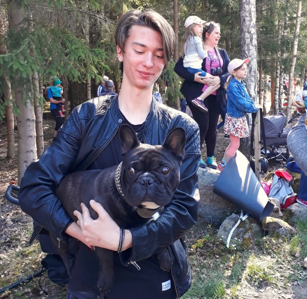 Giovanni fick hålla Nappe i famnen, för han var väldigt taggad på att springa efter kossorna in i hagen. Giovanni fick hålla Nappe i famnen, för han var väldigt taggad på att springa efter kossorna in i hagen.