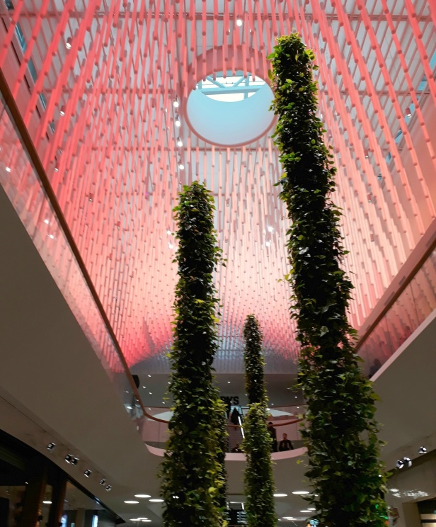 Det är så snyggt inne på Mall of Scandinavia, älskar det här taket som ändrar färg! Det är så snyggt inne på Mall of Scandinavia, älskar det här taket som ändrar färg!