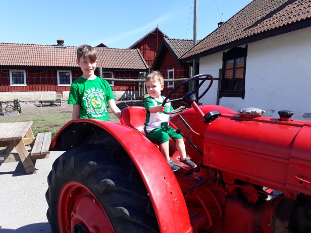 och en röd traktor som var sittvänlig, lyckan var total! och en röd traktor som var sittvänlig, lyckan var total!