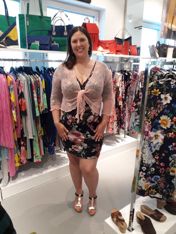 Ute hos Helena Simeonssen i hennes fina showroom och provar en magisk bolero från danska AMAZE! Ute hos Helena Simeonssen i hennes fina showroom och provar en magisk bolero från danska AMAZE!
