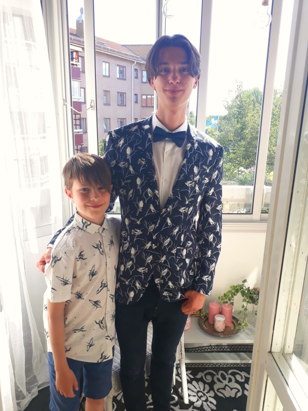 Mina stiliga killar som får sommarlov idag! Maximiliam och Giovanni. Mina stiliga killar som får sommarlov idag! Maximiliam och Giovanni.