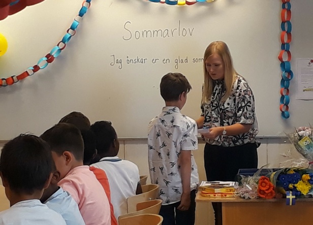 Maxim får diplom av fröken! Maxim får diplom av fröken!