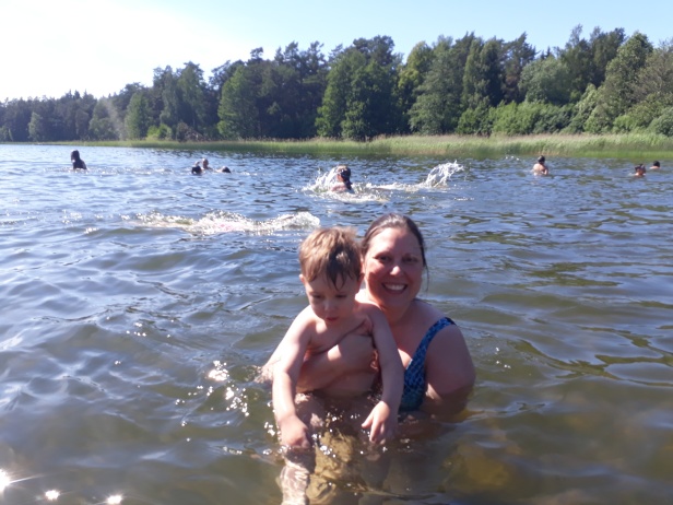 Jag och lillprinsen Julius badar i Lillsjön. Jag och lillprinsen Julius badar i Lillsjön.