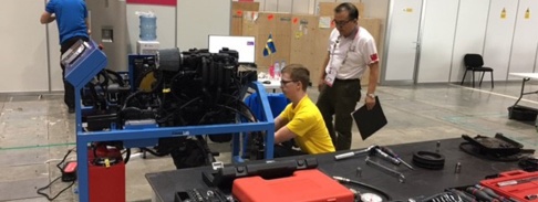Jonathan genomför här motortester för att upptäcka eventuella fel. Jonathan genomför här motortester för att upptäcka eventuella fel.