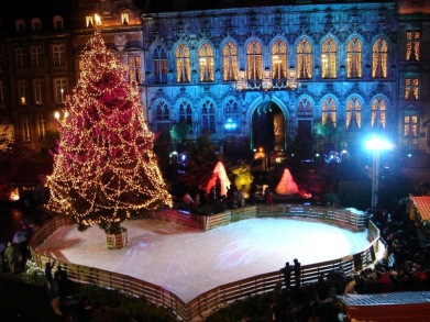 Hjärtformad isbana vid julmarknad, leverad av AST. Hjärtformad isbana vid julmarknad, leverad av AST.