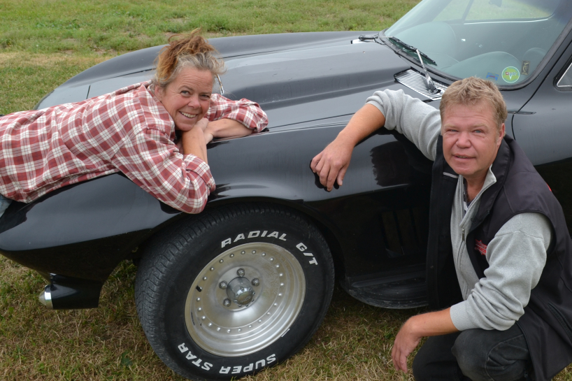 Kickan och Per framför sin Corvette Kickan och Per framför sin Corvette