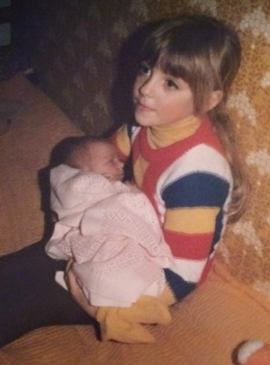 Min storasyster håller mig i sin famn för första gången Min storasyster håller mig i sin famn för första gången