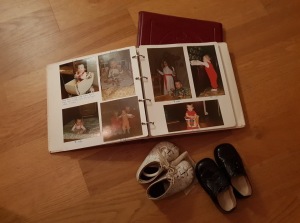 I förra veckan fick jag min fotobok "Mitt första år". Jag fick även två par skor som jag haft när jag var liten. I förra veckan fick jag min fotobok "Mitt första år". Jag fick även två par skor som jag haft när jag var liten.