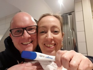 Den 10 mars fick vi plus på graviditetstestet. Vi är gravida! Den 10 mars fick vi plus på graviditetstestet. Vi är gravida!
