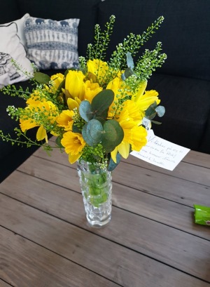 Ett blomstebud med fina påskblommor kom hemlevererade dagen efter att vi påbörjat behandlingen med att få ut det döda fostret. Ett blomstebud med fina påskblommor kom hemlevererade dagen efter att vi påbörjat behandlingen med att få ut det döda fostret.