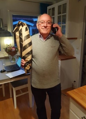 Min fina pappa kom förbi med blommor dagen efter operationen. Så förvånad han blev när jag inte var hemma och var på stan istället. Min fina pappa kom förbi med blommor dagen efter operationen. Så förvånad han blev när jag inte var hemma och var på stan istället.