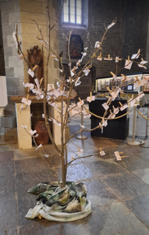 I böneträdet i Vadstena klosterkyrka satte jag upp min bön, att vi ska få ett barn. I böneträdet i Vadstena klosterkyrka satte jag upp min bön, att vi ska få ett barn.