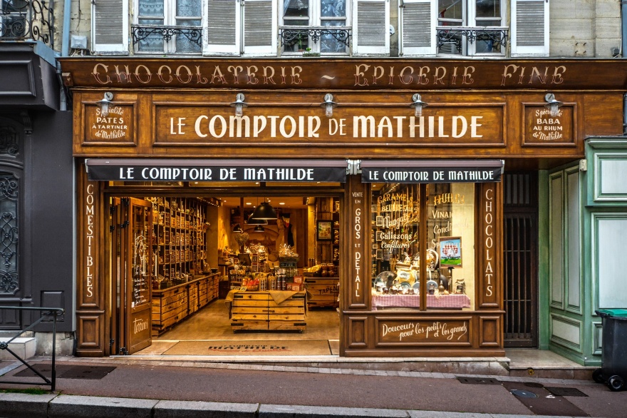 Butik i äldre stil sedd från gatan och in. Butik i äldre stil sedd från gatan och in.