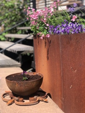 Blomlåda i Cortén Blomlåda i Cortén