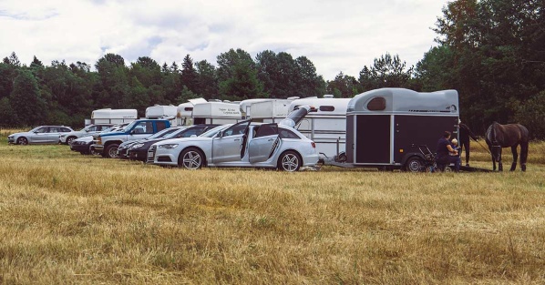Parkeringsvakter hjälper till vid ankomst. Parkeringsvakter hjälper till vid ankomst.