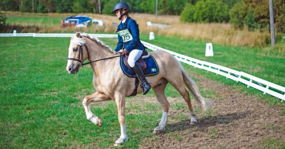 Moa Björklund rider i Stockholm