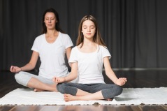Vi erbjuder flera kurser i att leda barnyoga, meditation & stresshantering för barn på Lugnett Studio Vi erbjuder flera kurser i att leda barnyoga, meditation & stresshantering för barn på Lugnett Studio