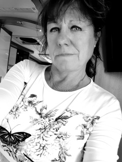 -Tina, vår omtyckta frisör som driver frisörsalongen Hårlocken här på Lugnett Studio. -Tina, vår omtyckta frisör som driver frisörsalongen Hårlocken här på Lugnett Studio.