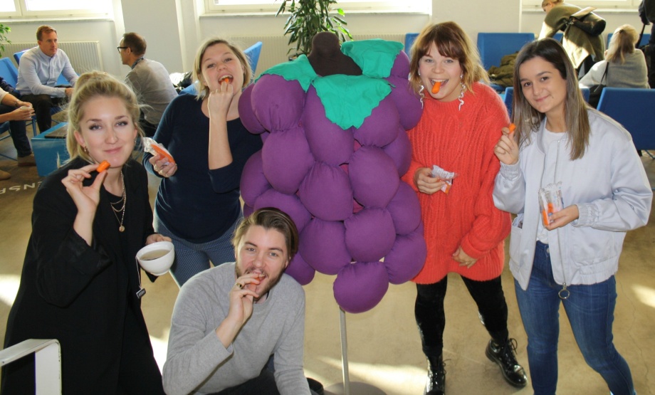 Filippa, Rebecka, Calle, Alexandra och Semra kalasar på karotenoid-rika morötter från Dole. Filippa, Rebecka, Calle, Alexandra och Semra kalasar på karotenoid-rika morötter från Dole.