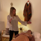 Healing pågår på HEL - Eva fyller på med ljus under en light language behandling