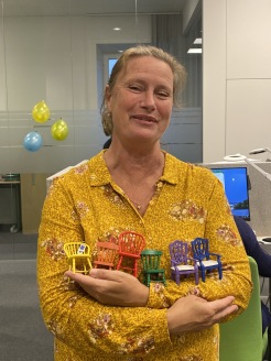 MIA-projektet har blivit en förebild. Eva Magnusson, förbundschef i Stockholm, tar med sig idéer för hur ingen ska hamna mellan stolarna till Samordningsförbundet Göteborg när hon nu lämnar Stockholm. MIA-projektet har blivit en förebild. Eva Magnusson, förbundschef i Stockholm, tar med sig idéer för hur ingen ska hamna mellan stolarna till Samordningsförbundet Göteborg när hon nu lämnar Stockholm.