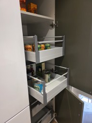 Skafferilösning med vagnar och hyllor.