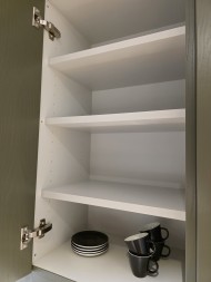 Skåpstommar har invändigt grå melamin.