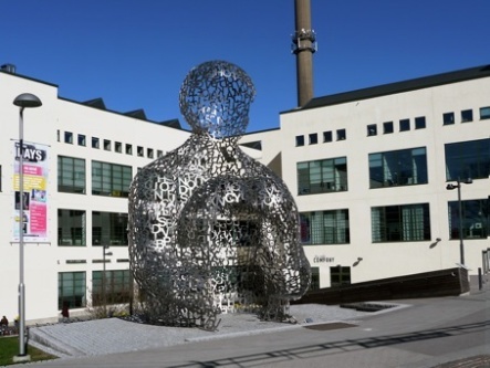 Skulpturen House of Knowledge utanför Textile Fashion Center. Foto: Sofia Karlenberg. Copyright bild: Borås kommun. Skulpturen House of Knowledge utanför Textile Fashion Center. Foto: Sofia Karlenberg. Copyright bild: Borås kommun.