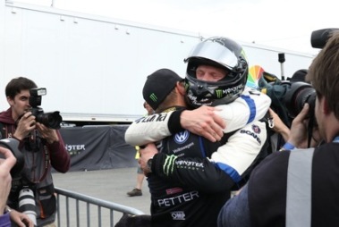 Fotograf Sören Emmervall. Copyright Svensk Bilsport Kramen är en av segrarna under året i Norge. Han kramar sin teamkamrat Petter Solberg. De två tillsammans körde även hem VM-guldet i märkesmästerskapet med deras team PSRX Volkswagen Sverige Fotograf Sören Emmervall. Copyright Svensk Bilsport Kramen är en av segrarna under året i Norge. Han kramar sin teamkamrat Petter Solberg. De två tillsammans körde även hem VM-guldet i märkesmästerskapet med deras team PSRX Volkswagen Sverige