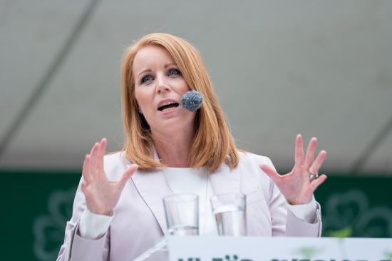 Fotograf okänd. Copyright Centerpartiets kansli. Centerpartiets dag i Almedalen. Partiledare Annie Lööf. (Jag har fått godkännande att publicera talet och fotot.) Fotograf okänd. Copyright Centerpartiets kansli. Centerpartiets dag i Almedalen. Partiledare Annie Lööf. (Jag har fått godkännande att publicera talet och fotot.)