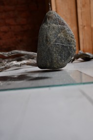 Hanging swaying stone with reflecting shadow/ Hängande svängande sten med reflekterande skugga