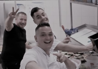 Morgonpigga smörgåstillverkare som gör allt för er catering ska komma i tid. Morgonpigga smörgåstillverkare som gör allt för er catering ska komma i tid.